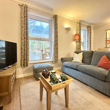 New Tower House - At 10 Pear Tree Court With Parking Semesterbostad