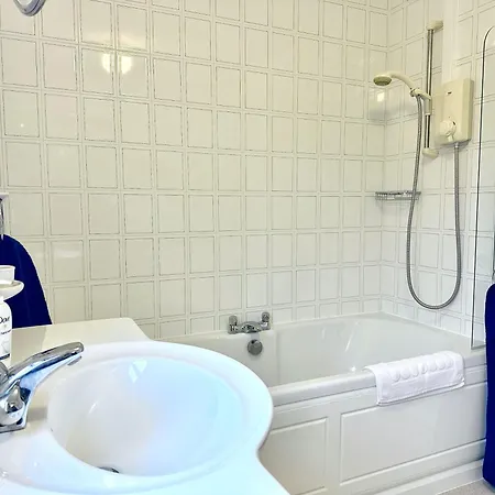 New Tower House - At 10 Pear Tree Court With Parking