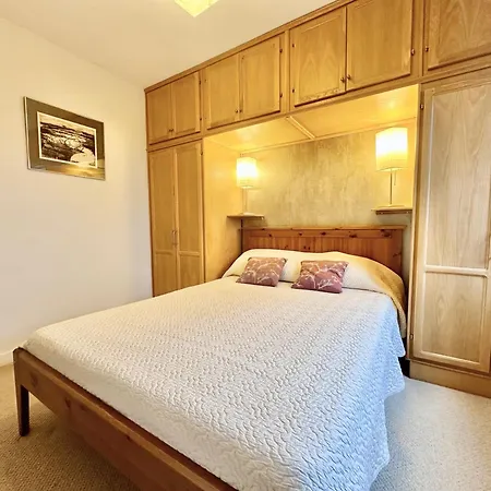 New Tower House - At 10 Pear Tree Court With Parking