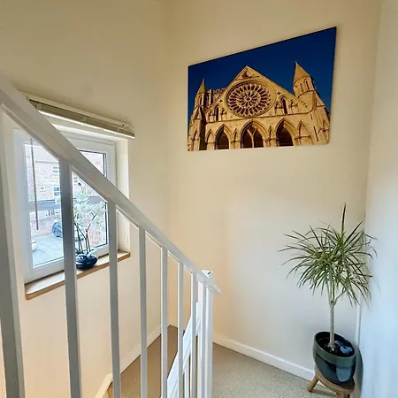 New Tower House - At 10 Pear Tree Court With Parking Semesterbostad