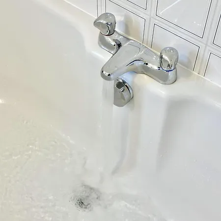 New Tower House - At 10 Pear Tree Court With Parking