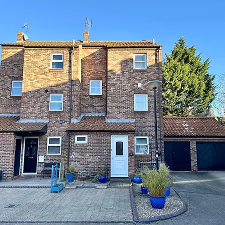 New Tower House - At 10 Pear Tree Court With Parking *