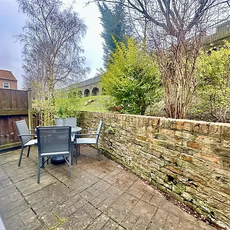 New Tower House - At 10 Pear Tree Court With Parking