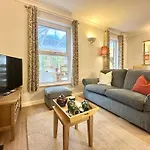 New Tower House - At 10 Pear Tree Court With Parking 度假居