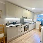 New Tower House - At 10 Pear Tree Court With Parking 约克