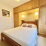 New Tower House - At 10 Pear Tree Court With Parking