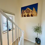 New Tower House - At 10 Pear Tree Court With Parking 度假居