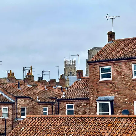 New Tower House - At 10 Pear Tree Court With Parking York