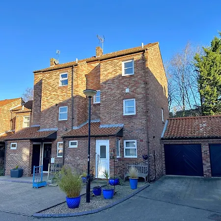 New Tower House - At 10 Pear Tree Court With Parking 度假居 *