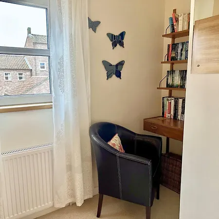 New Tower House - At 10 Pear Tree Court With Parking York