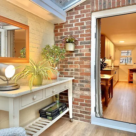 New Tower House - At 10 Pear Tree Court With Parking York