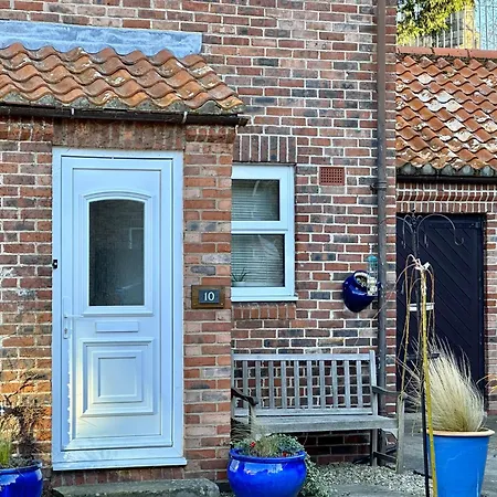 New Tower House - At 10 Pear Tree Court With Parking